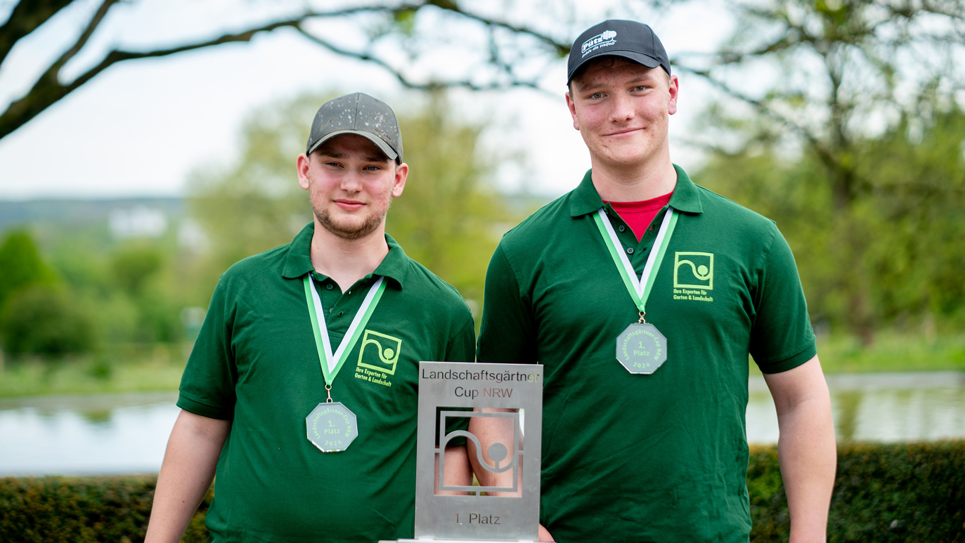 Luca Burghof und Lukas Bützler von der Pütz GaLaBau GmbH in Wipperfürth haben den Landschaftsgärtner-Cup 2024 auf Landesebene gewonnen.