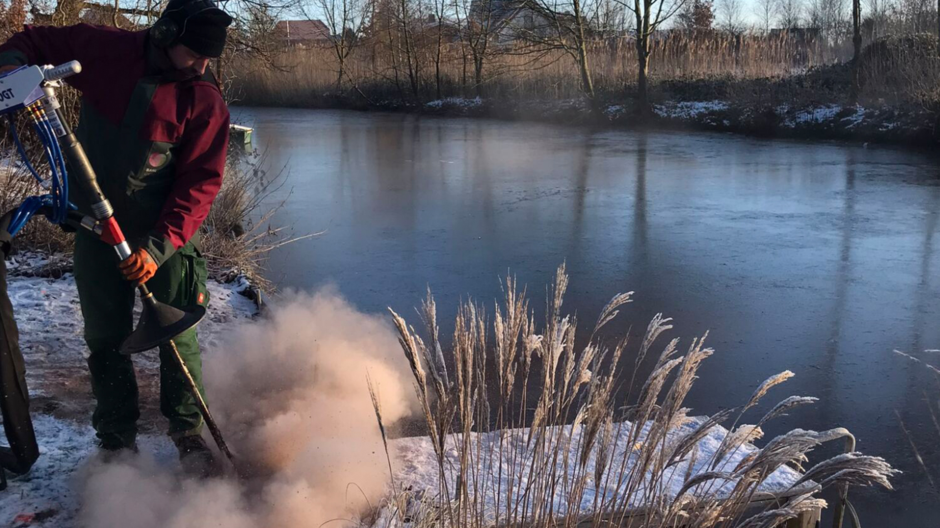 Einstichstelle herum um bis zu 5–10 cm anheben