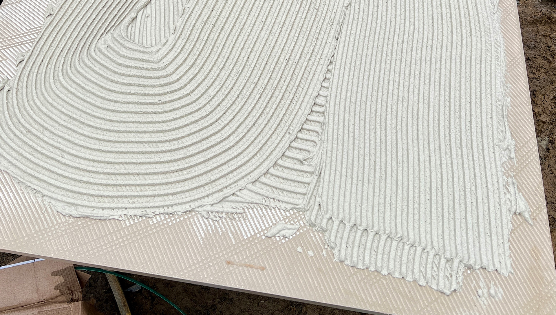 Keramikplatten mit der Mörtelschicht