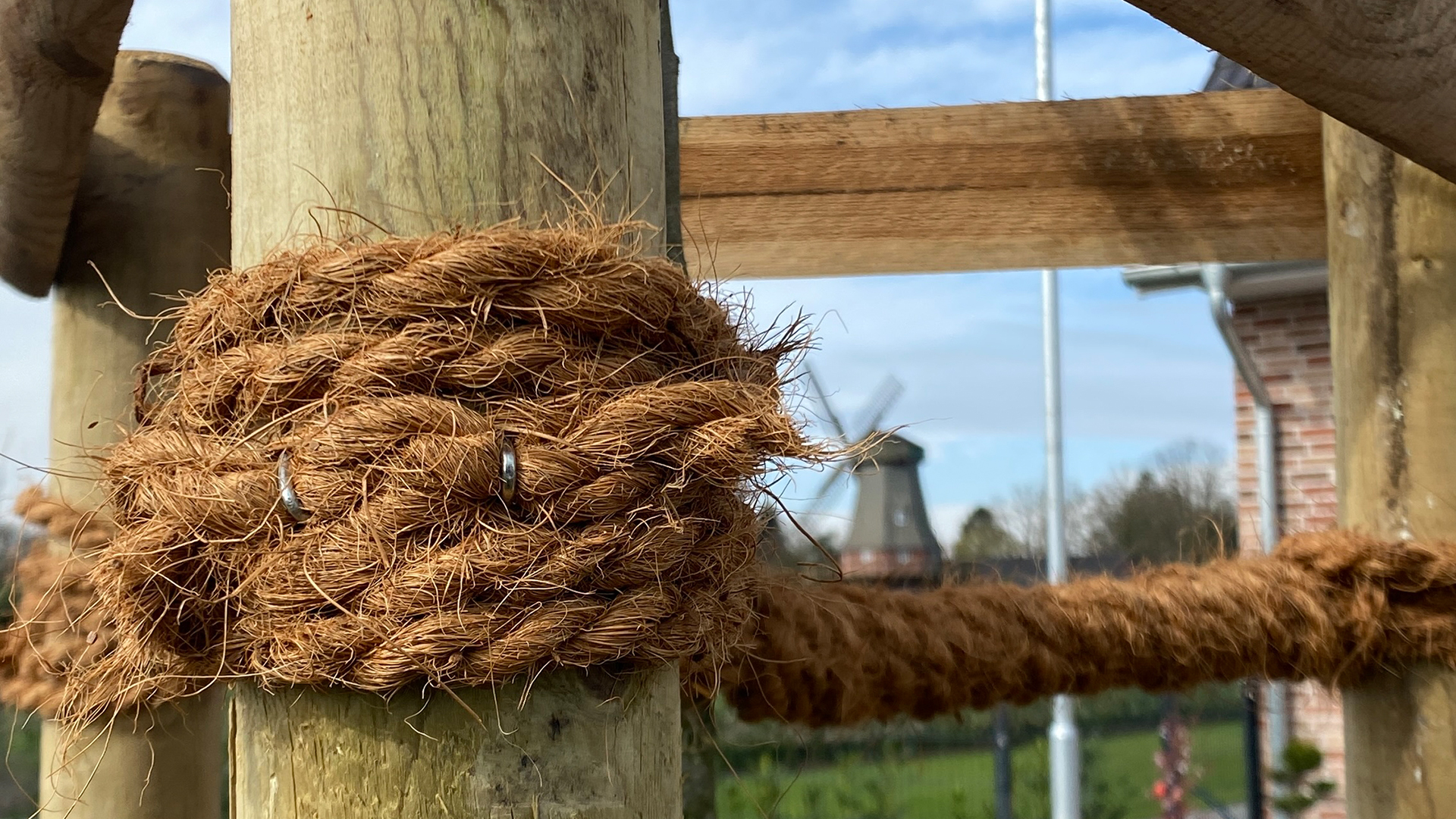 Fertig gebundener Strick um die Holzpfähle