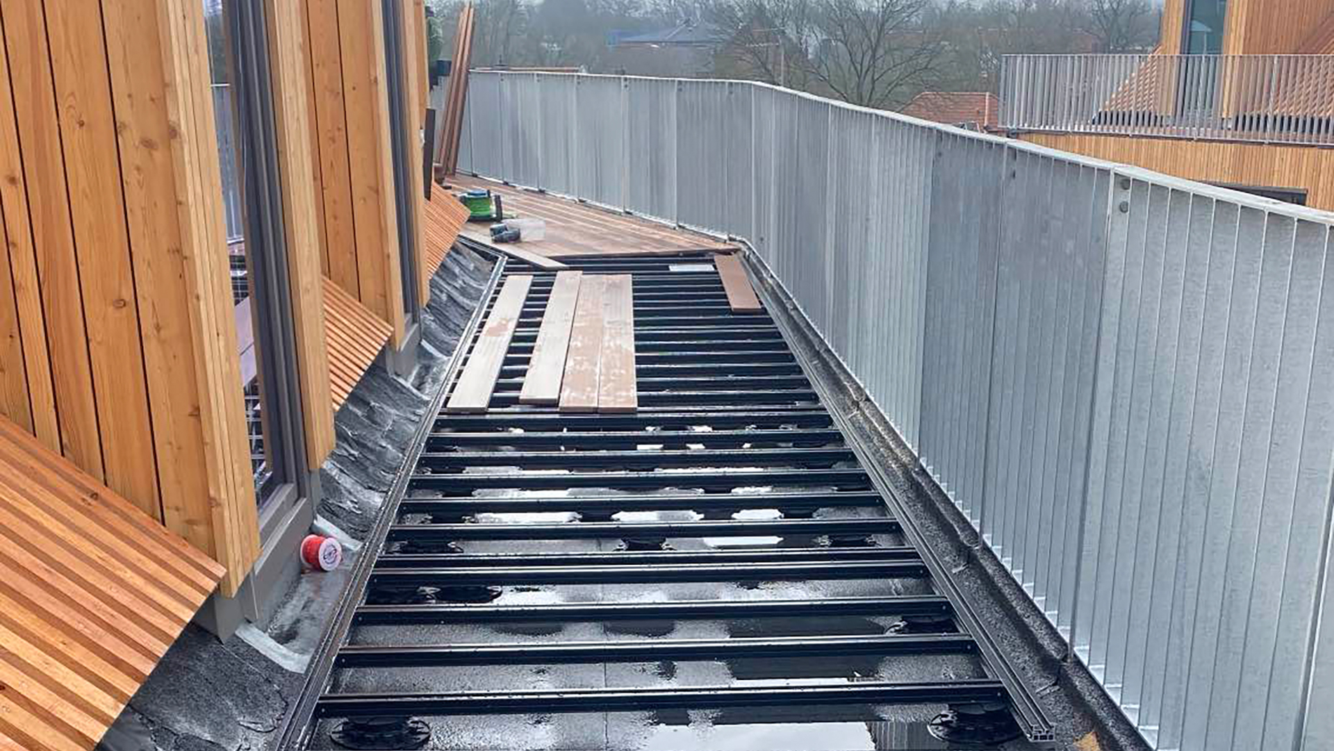 Um die Lebensdauer des Holzdecks zu verlängern, muss man gute Wartungspraktiken befolgt werden