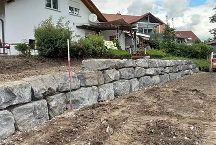 bau-einer-alpenkalk-mauer