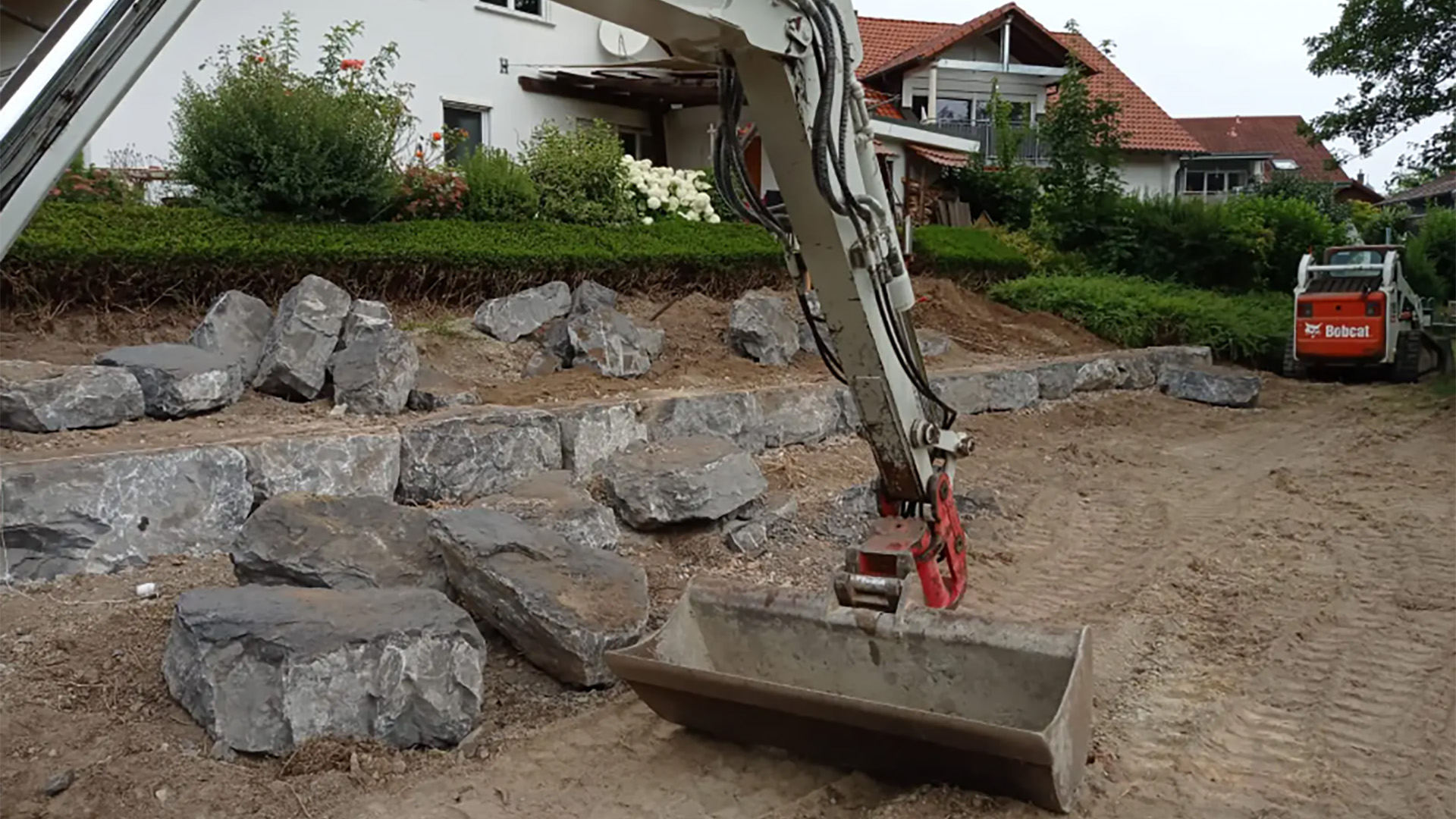 Für das Setzen der Steine benutzten man eine Baggerzange