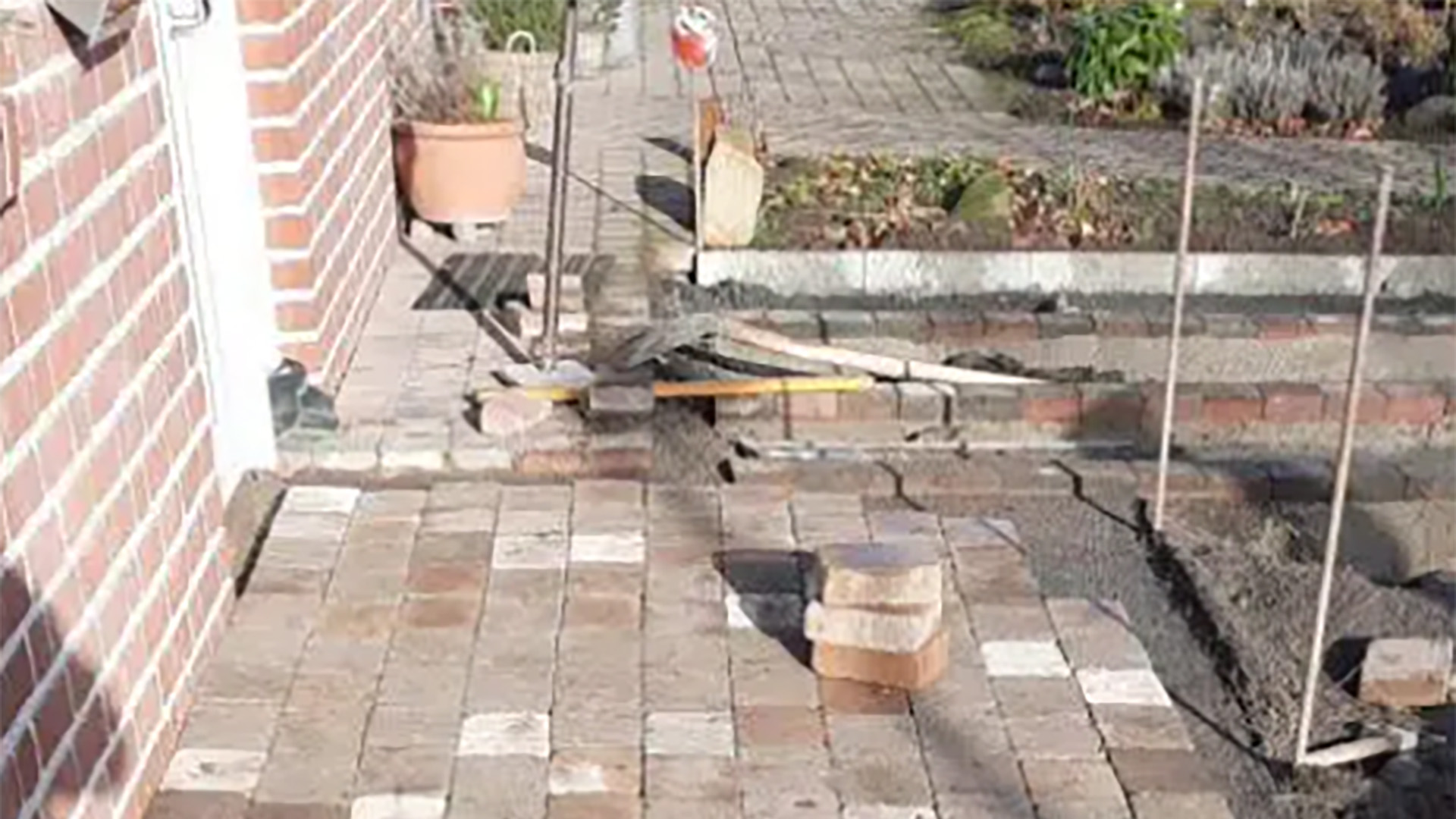 vorhandenen Gehölze gerodet und das Material entsorgt