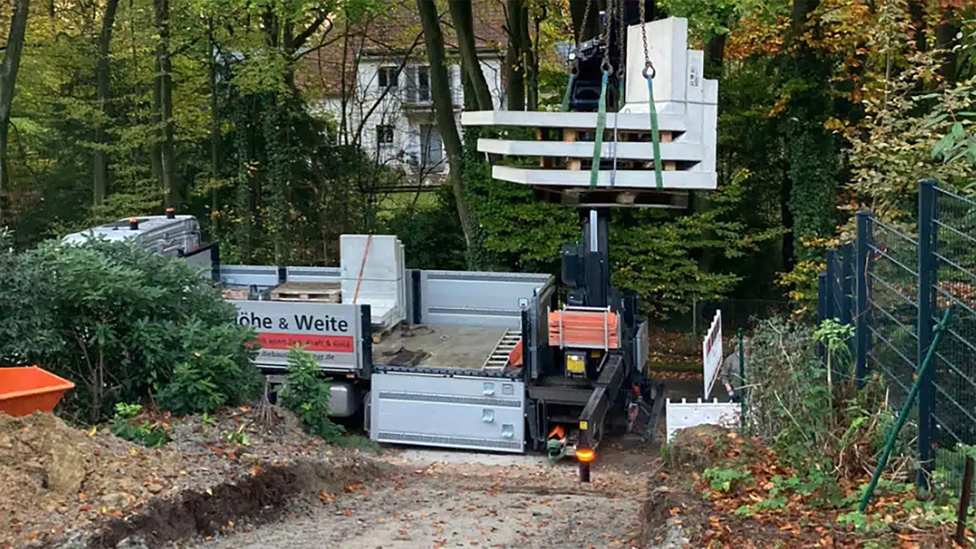 Einrichten einer Fertig-Treppe mit Winkelstützen im Hang