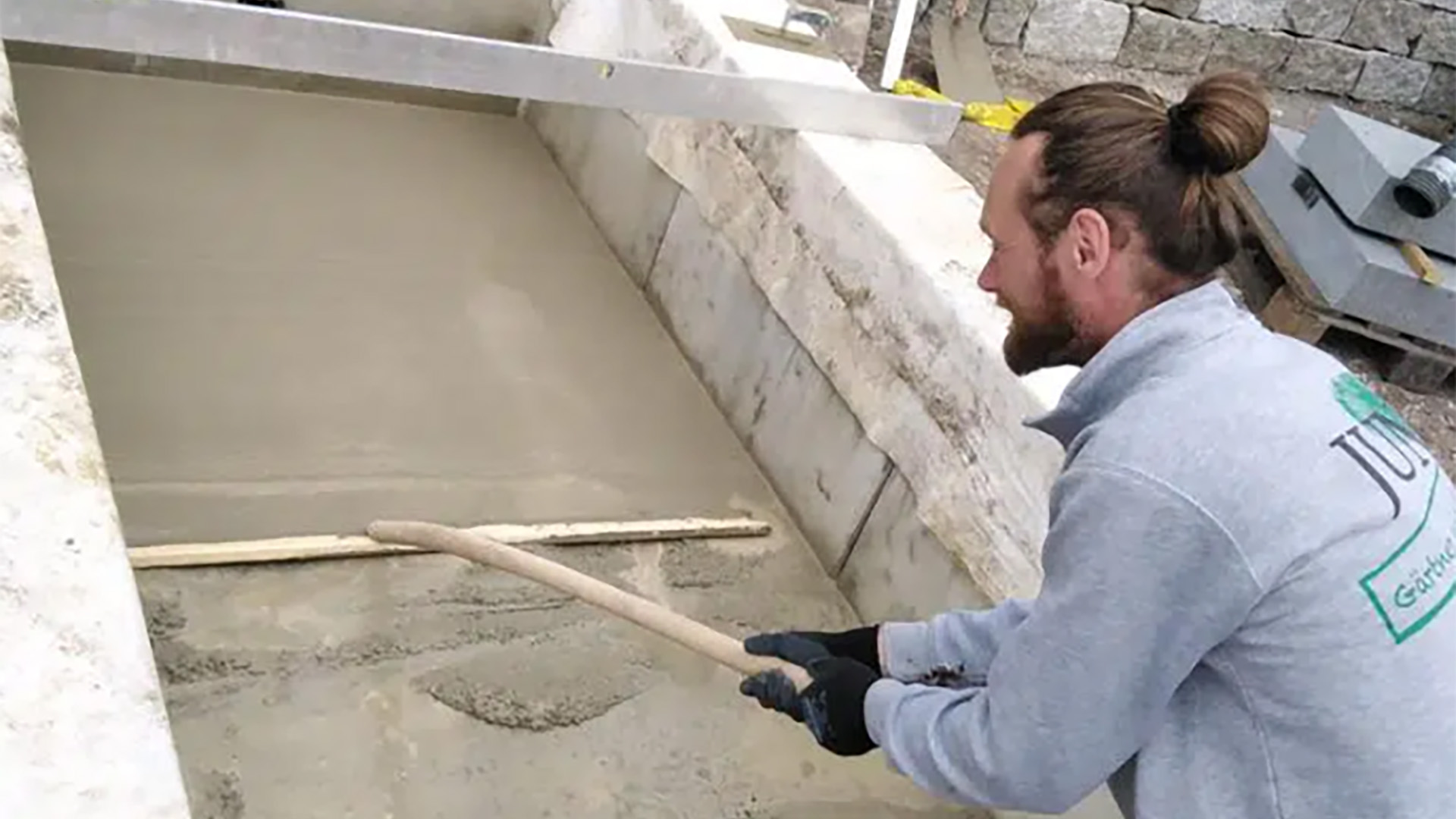 Fundament aus Beton händisch abgezogen 