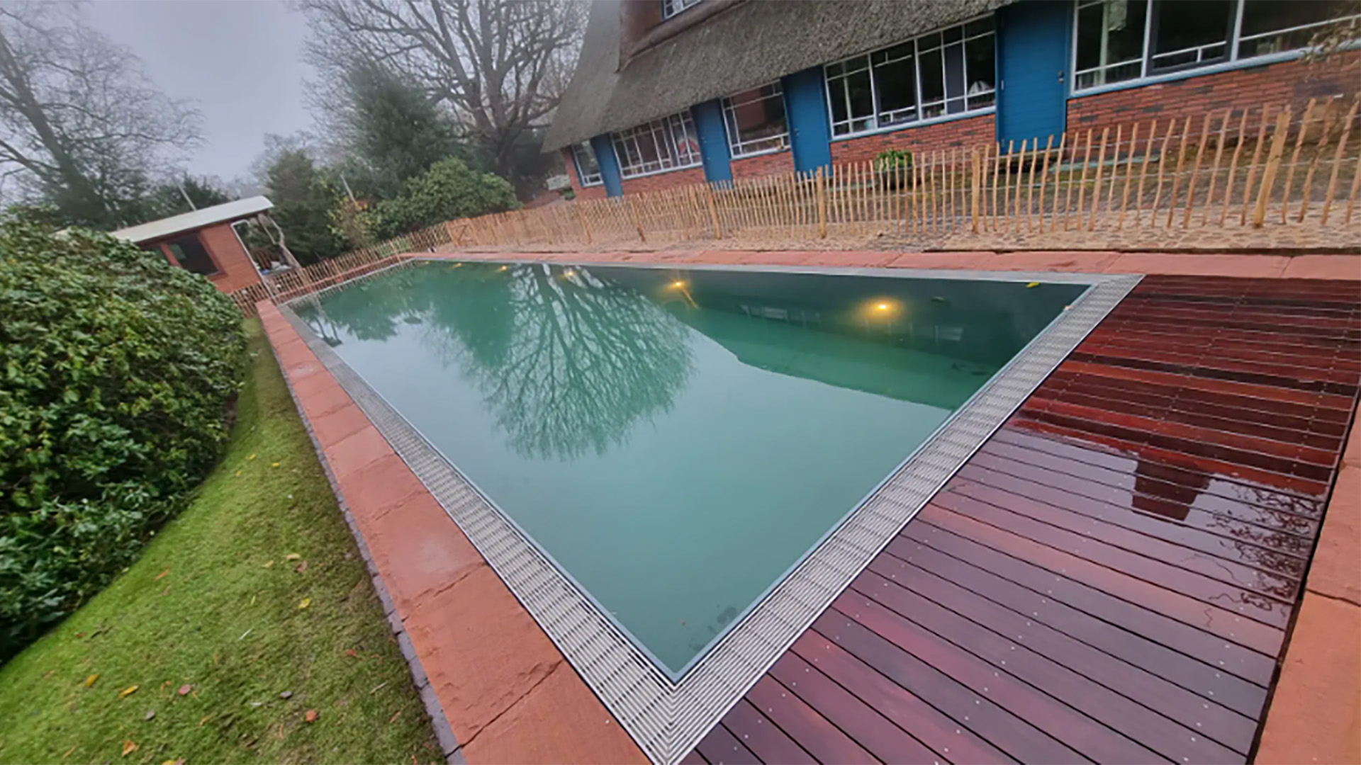 Holzdeck um den Pool