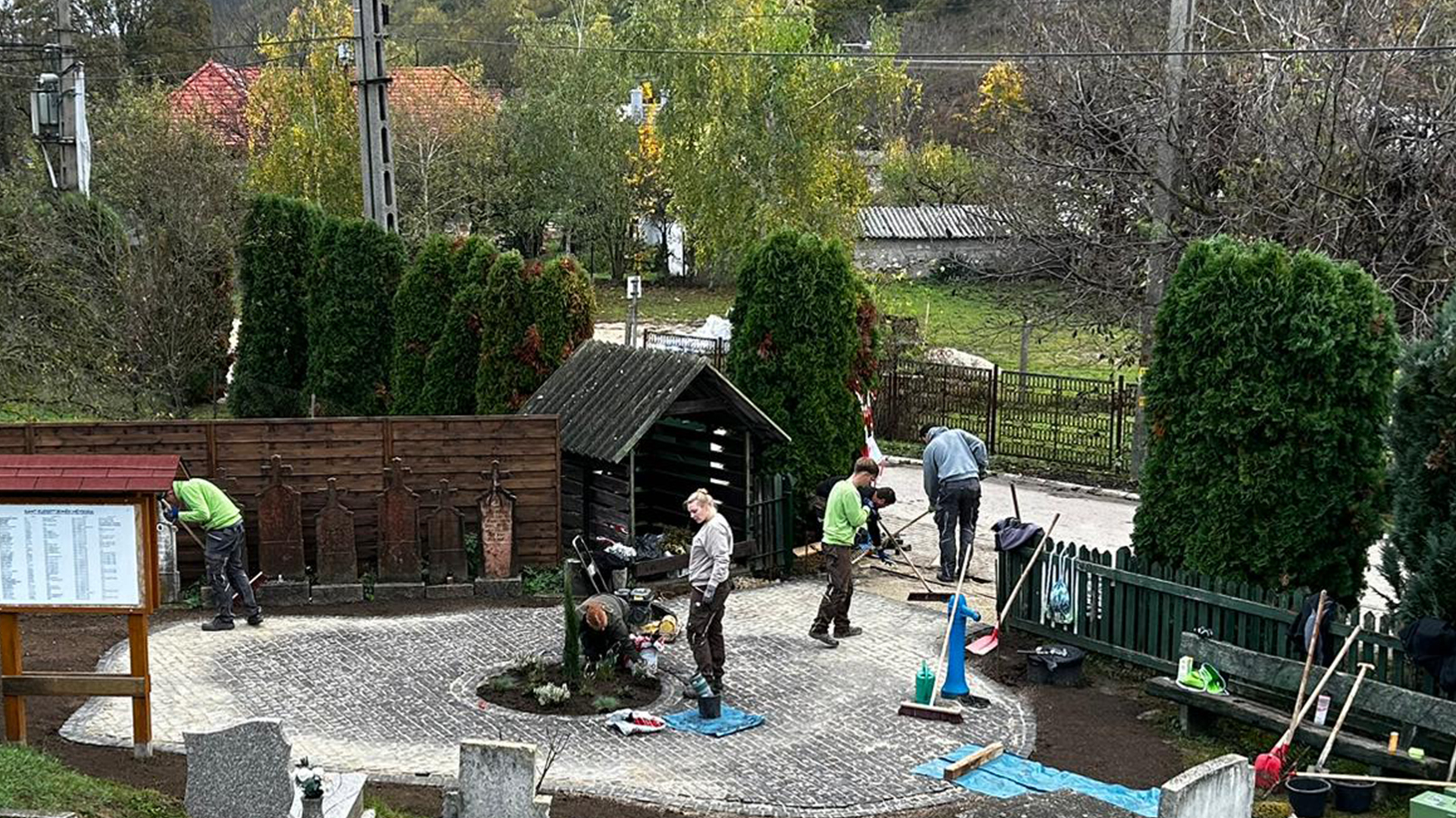 Start des Bauprojektes - Eingangsbereich des Friedhofes