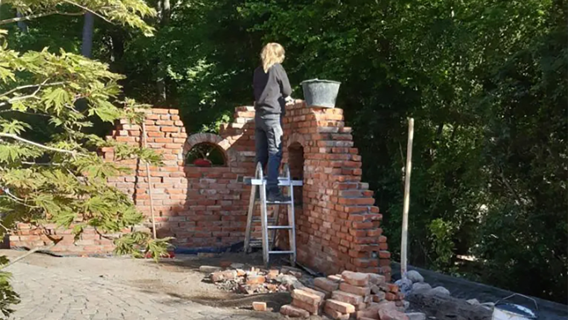 Bau einer antiken Ruinenmauer