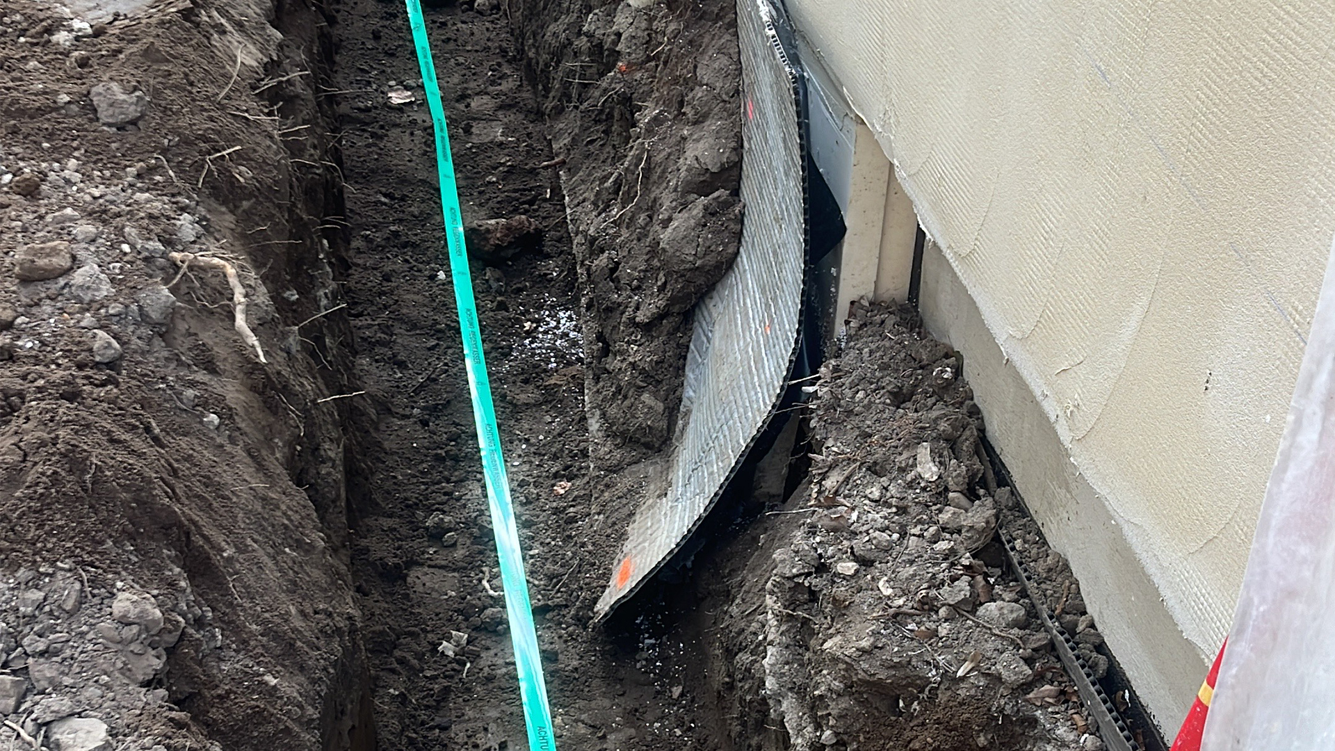 Graben mit markierter Fläche für die Bewesserungsschläuche