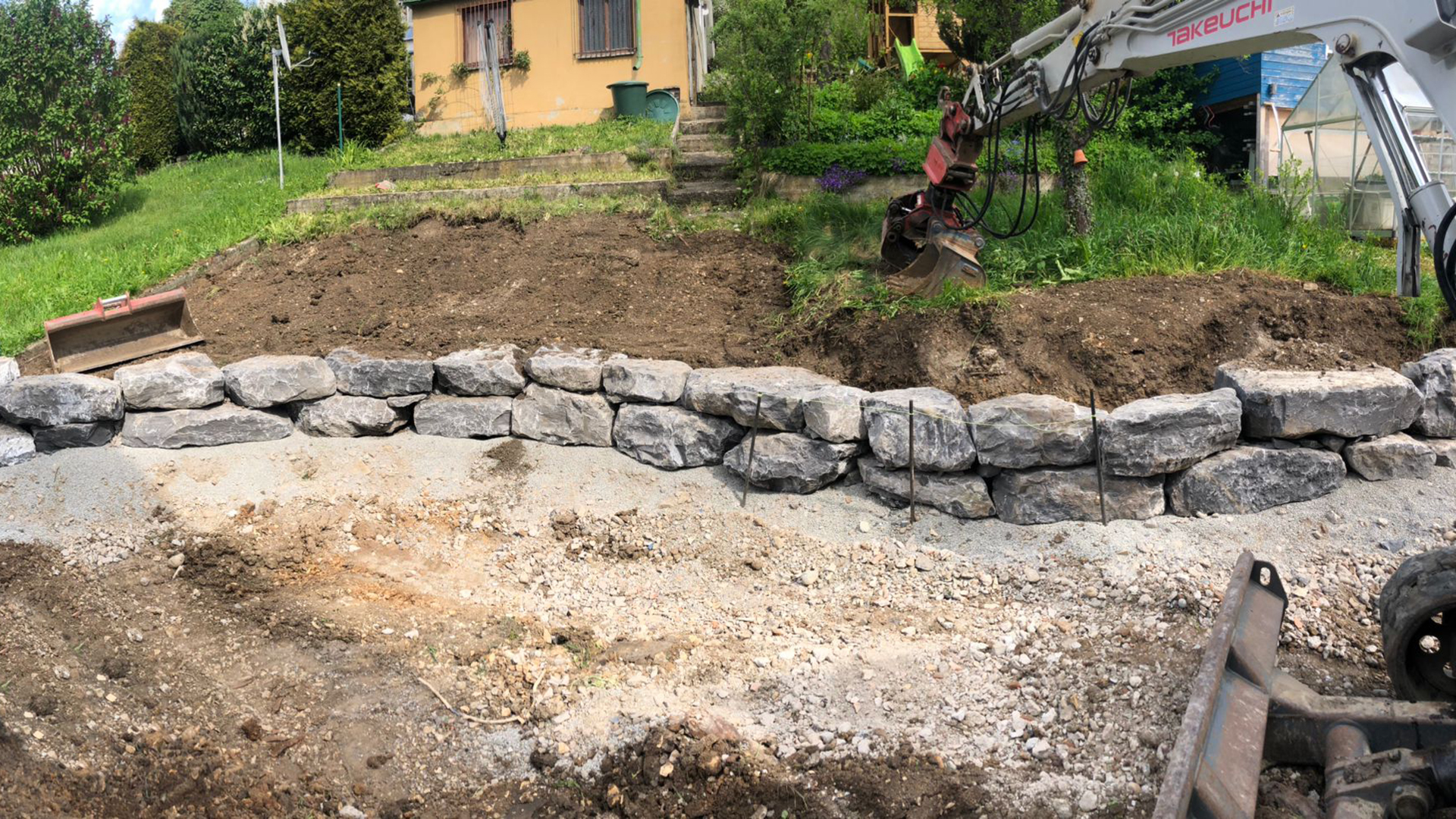 Mithilfe einer Greifzange am Bagger konnten die Steine auf die Baustelle gebracht werden