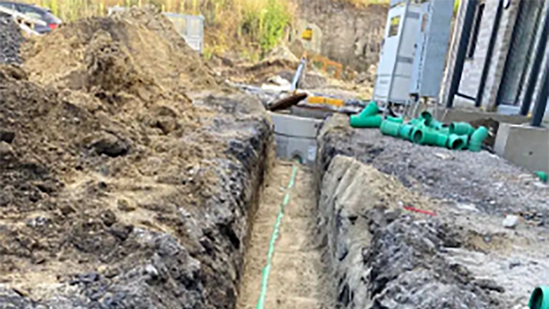 Auf dieser Baustelle wird eine Regenwasserleitung mit KG 2000 Rohren verlegt