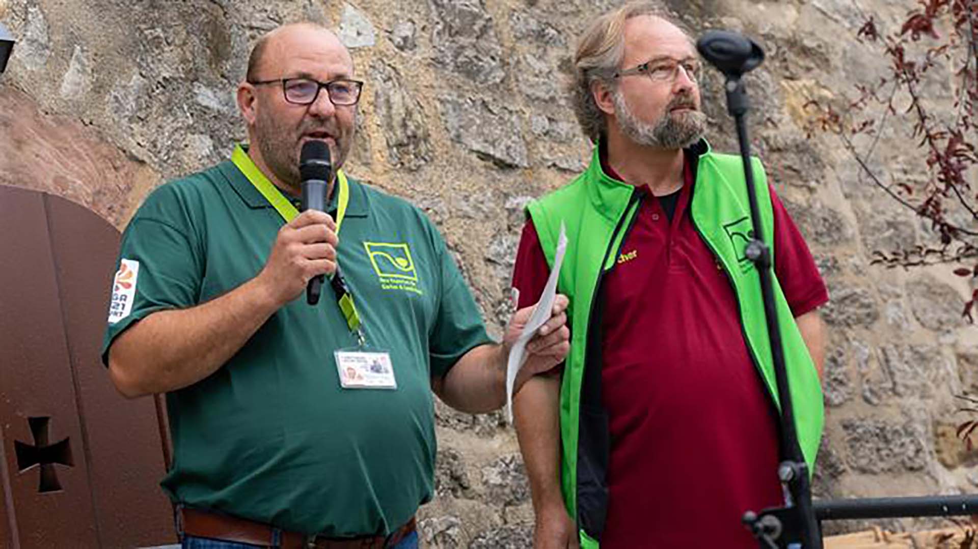 Landschaftsgärtner-Cup 2021 - von der Begrüßung an eine besondere Veranstaltung in historischem Ambiente. Gastgeber Karsten Hain (l.), Präsident Fachverband Garten-, Landschafts- und Sportplatzbau Hessen-Thüringen e. V., und Jury-Sprecher Ludger Plaßmann