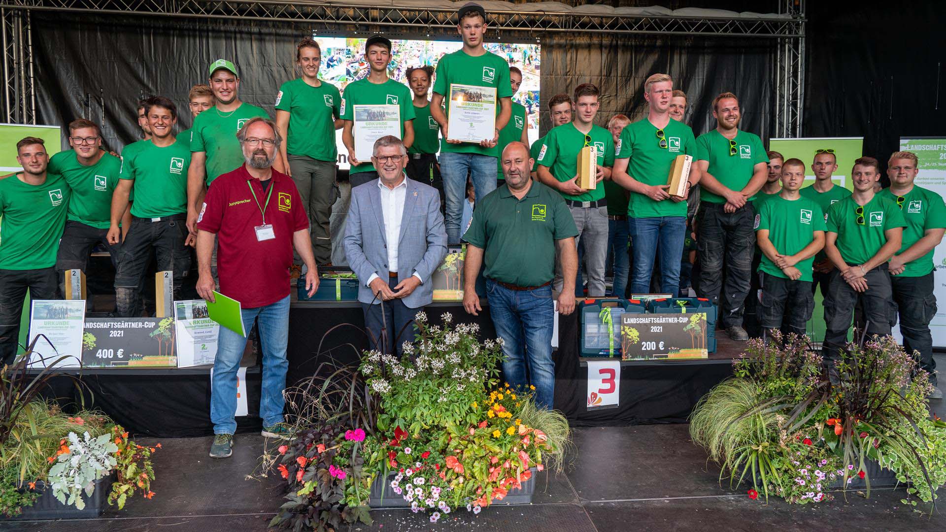 Landschaftsgärtner-Cup 2021 - 12 starke Teams, 12 starke Leistungen, zusammen mit Jury-Sprecher Ludger Plaßmann (v. l.), BGL-Vizepräsident Paul Saum (v. M.) und Karsten Hain (v. r.), Präsident Fachverband Garten-, Landschafts- und Sportplatzbau Hessen-Thüringen e. V. .