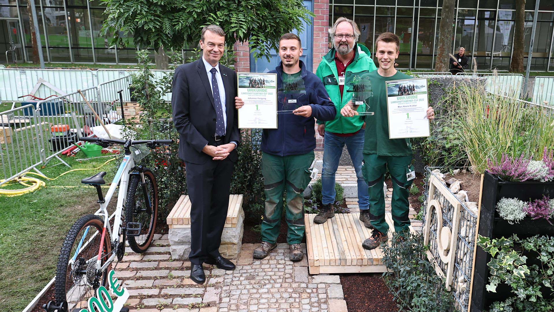 Landschaftsgärtner-Cup 2022: Platz 1 - Team Sachsen (mit AuGaLa-Vorsitzendem und BGL-Präsident Lutze von Wurmb, l. , sowie Jury-Sprecher Ludger Plaß,amm, r.; Foto: Daniel Karmann/BGL)