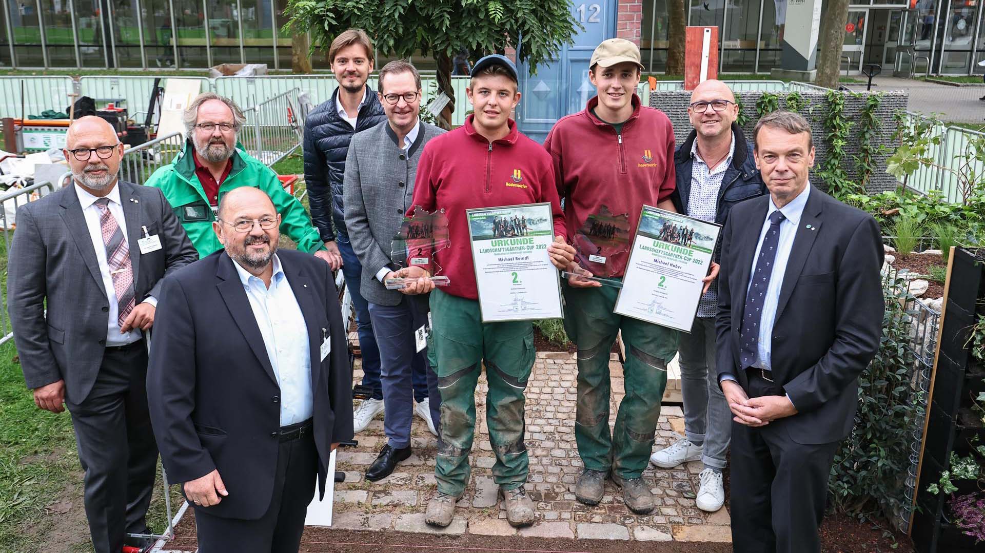  Landschaftsgärtner-Cup 2022: Platz 2- Team Bayern in Rot, mit zahlreichen Gratulanten (Foto: Daniel Karmann/BGL)