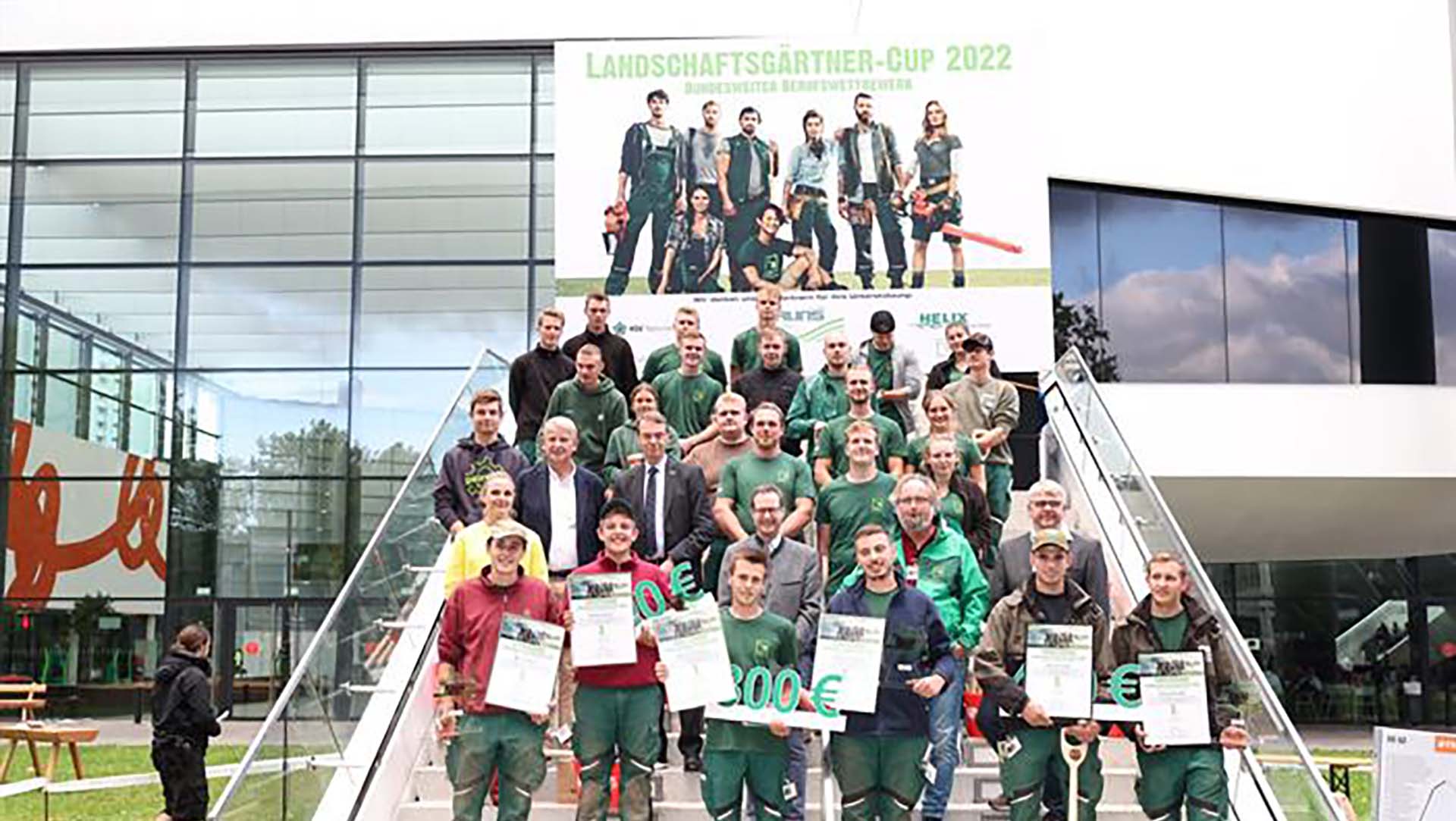 Landschaftsgärtner-Cup 2022: Alle sind 2022 wahrhaftige Siegerinnen und Sieger - einen großen Dank allen 12 Teams, Jurorinnen und Juroren, dem Jury-Sprecher Ludger Plaßmann, dem Landschaftsarchitekten Michael Epple, der Firma Schröter, den Referentinnen und Referenten für Nachwuchswerbung, den zahlreichen Unterstützern u. v. m. (Foto: Daniel Karmann/BGL).