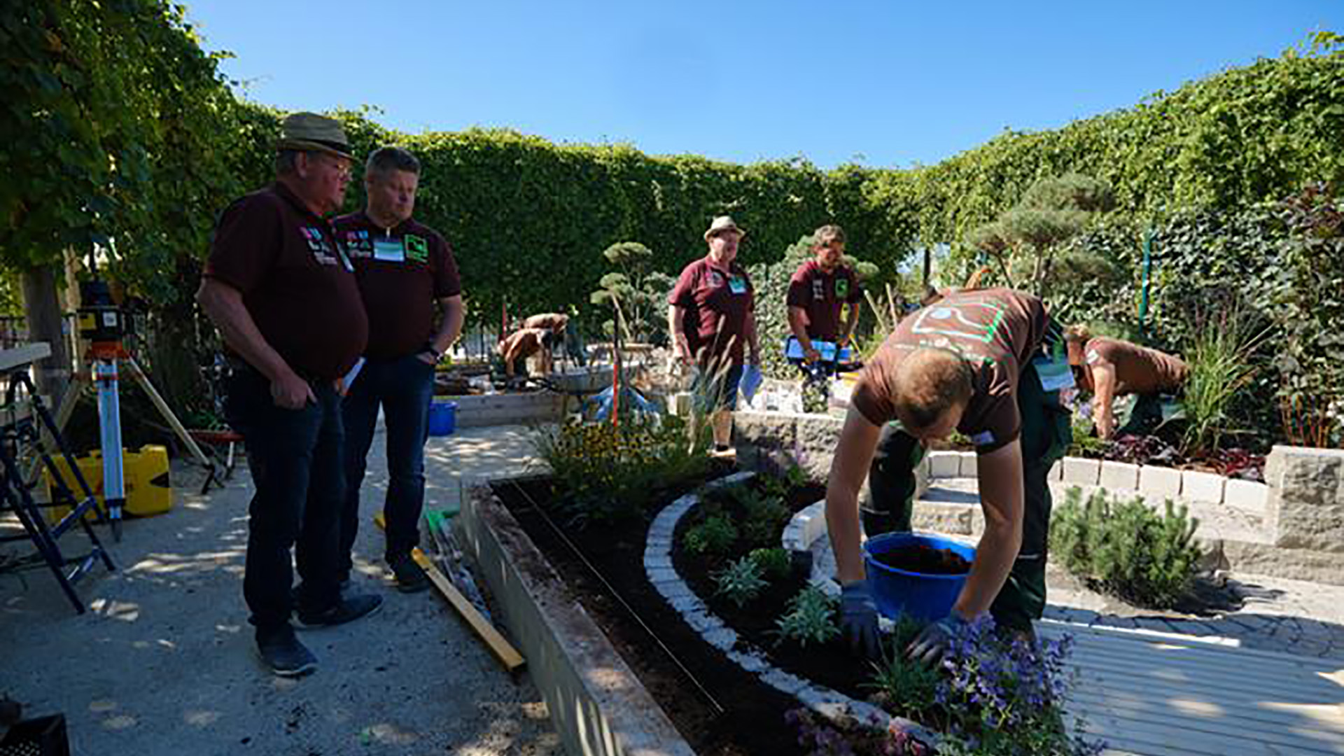  Landschaftsgärtner-Cup 2019 - konzentriertes Arbeiten unter Beobachtung der Juroren, Gäste, Medien ...