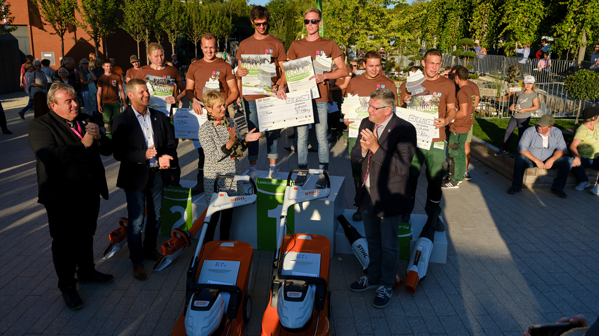 Landschaftsgärtner-Cup 2019 - die Teams auf dem Podium: 1. Landesverband Baden-Württemberg, 2. Landesverband NRW, 3. Landesverband Niedersachsen-Bremen