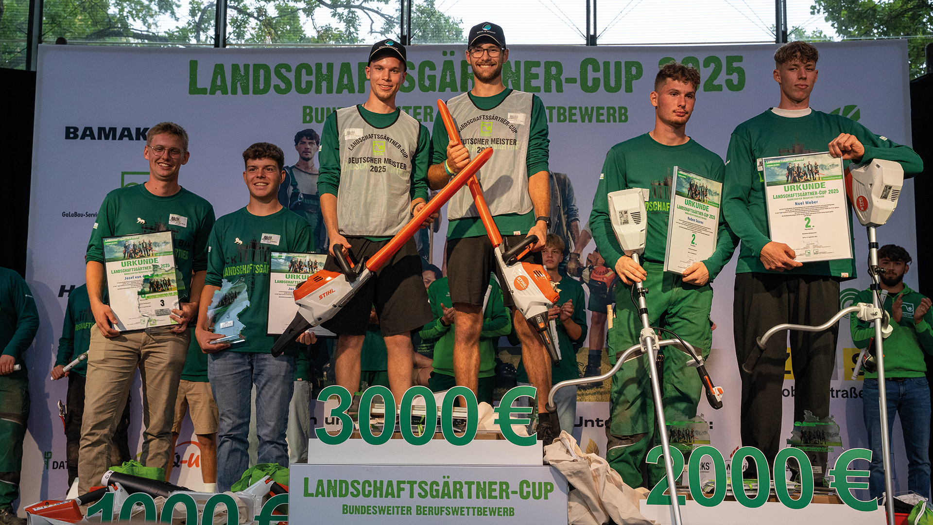 Gold, Silber und Bronze auf dem Siegertreppchen: Der 1. Platz ging an Lennard Weitzmann (li.) und Marc-Aurel Spalek (Sachsen). Zweite wurden Ruben Soares (li.) und Noel Weber (Baden-Württemberg). Den dritten Platz belegten Jos van Schyndel (li.) und Josef van den Berg (Nordrhein-Westfalen). (Foto: BGL/PPBraun