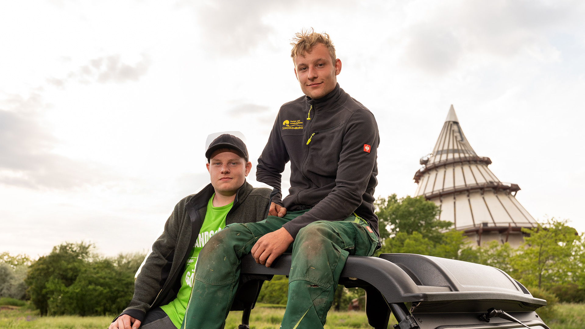 Paul Maurer (l.) von Otto Kittel GmbH & Co. Garten-, Landschafts- und Sportplatzbau KG und Janne Konstantin Nemitz