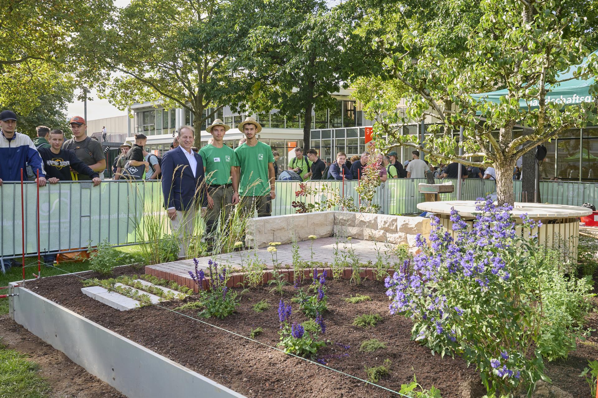 Victor Walther und Felix Körner li von POMOSUS Garten- und Landschaftsbau