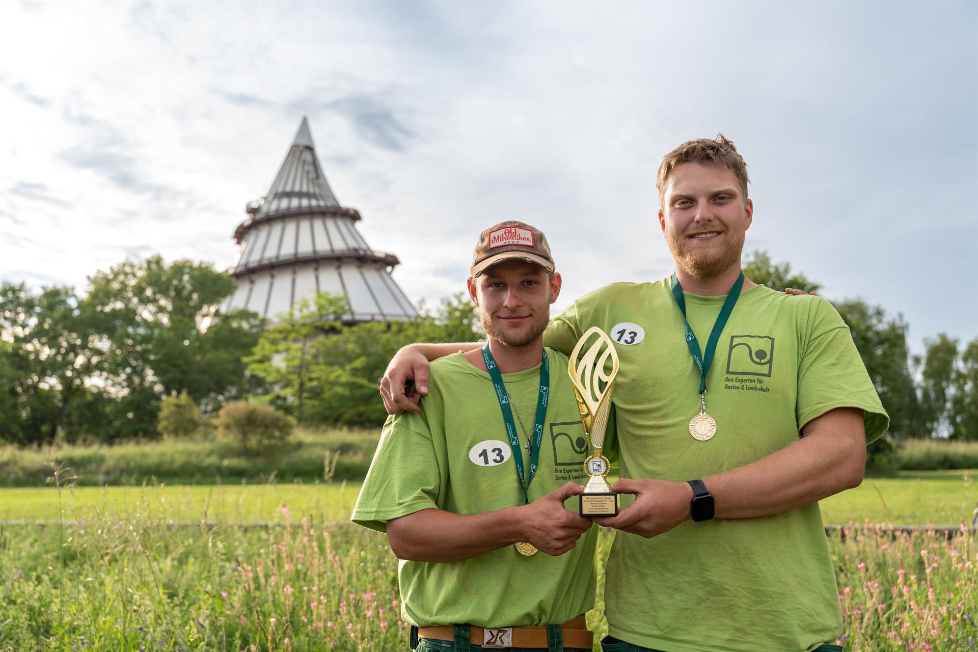 Gewinner Landschaftsgärtner-Cup Sachsen-Anhalt Janne Konstantin Nnemitz (l.) und Max Lenske
