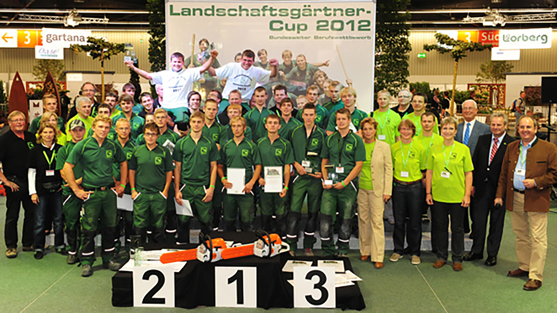 Auf Europas größter Fachmesse für den Garten- und Landschaftsbau, der „GaLaBau 2014“ in Nürnberg, fand am 18. und 19. September 2014 das spannende Finale des bundesdeutschen Berufswettbewerbes der angehenden Landschaftsgärtner statt. Für den „Landschaftsgärtner-Cup 2014“, der siebten Auflage des Wettbewerbs im Rahmen der Messe, hatten sich junge Landschaftsgärtner-Auszubildende aus dem gesamten Bundesgebiet in zwölf Zweier-Teams qualifiziert. 