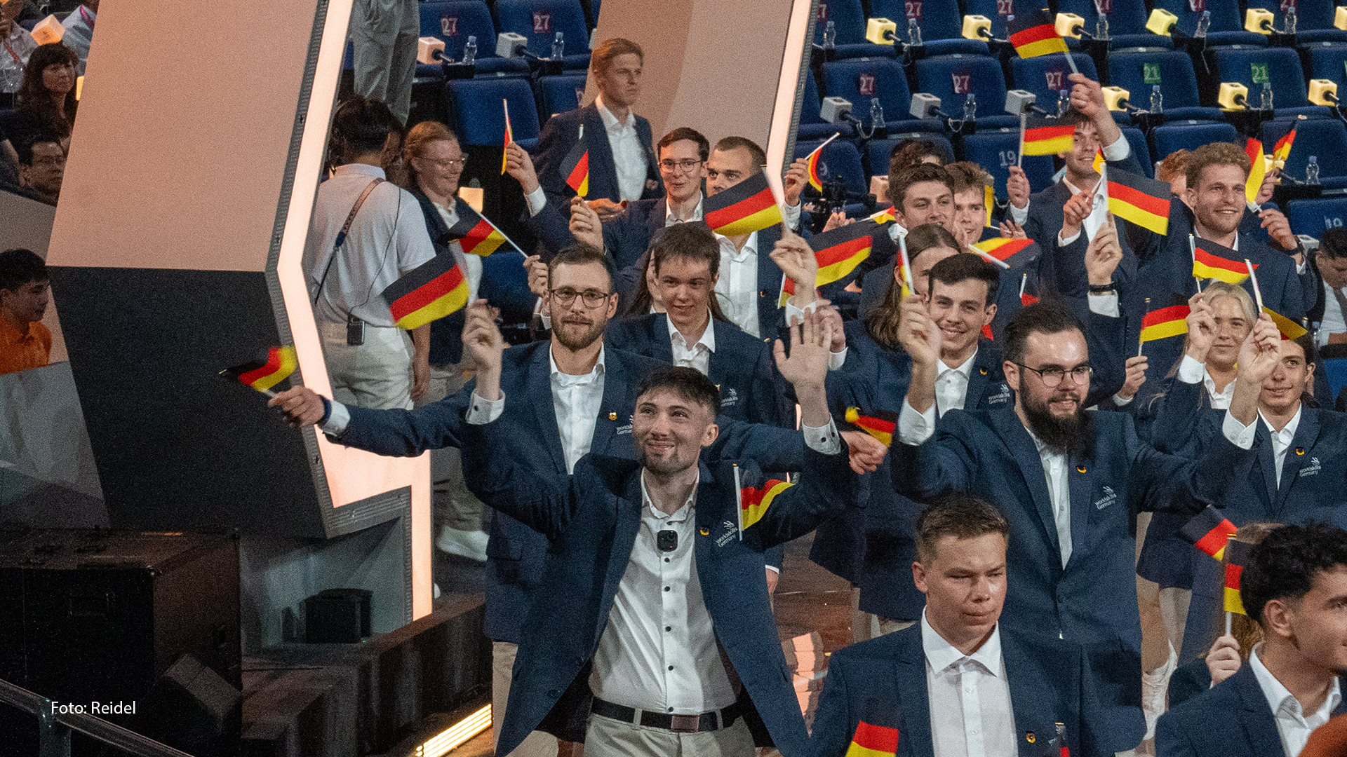 Marc-Aurel Spalek und Lennard Weitzmann beim Einmarsch