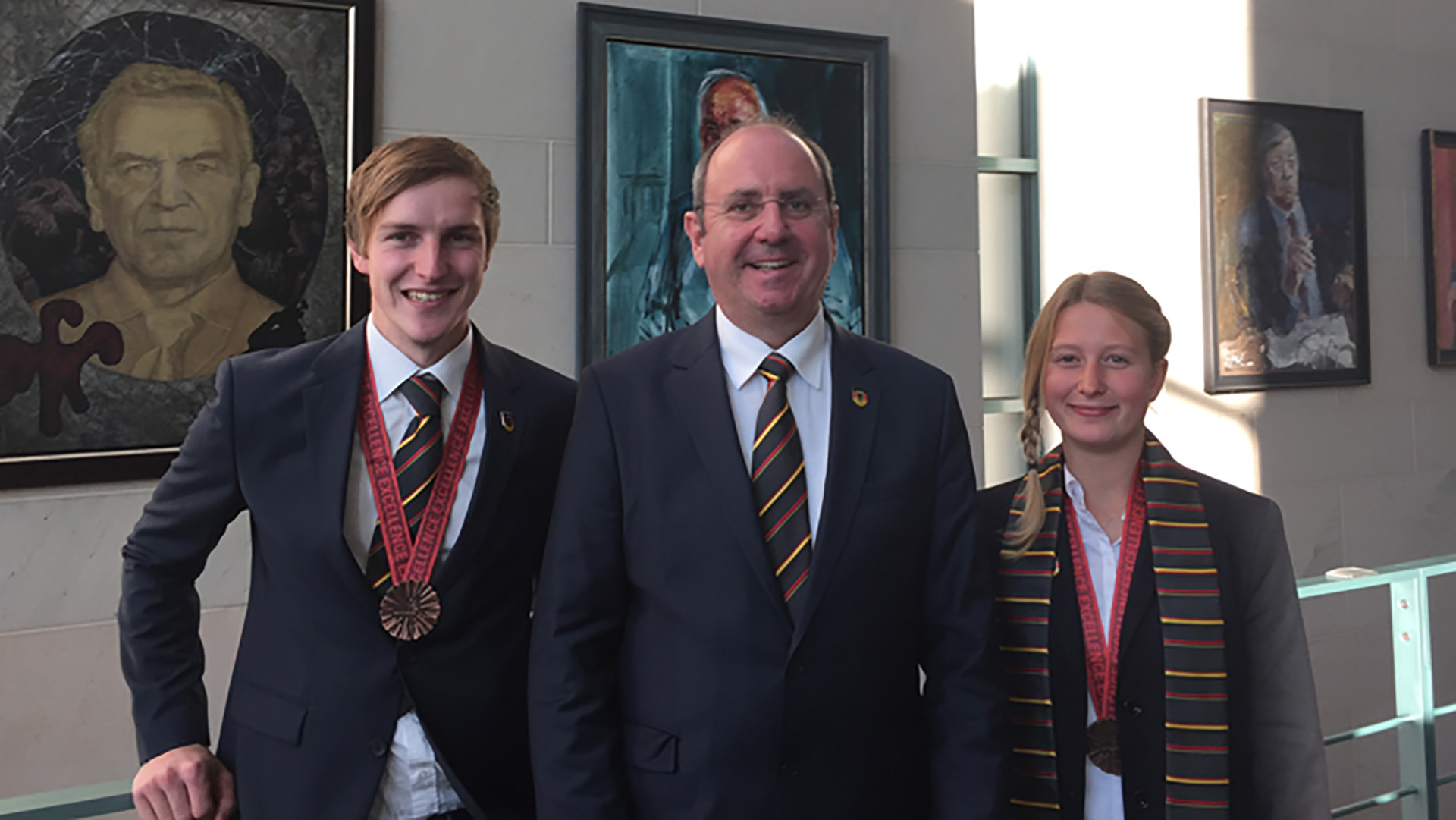 Bundeskanzleramt: Von Adenauer bis Schröder, vor der Ahnengalerie der Kanzler zeigte sich das deutsche Landschaftsgärtner-Team um Tamara Kaufmann (r.) und Rouven Förschner (l.) mit Teambetreuer und internationalem Juror Martin Gaissmaier (Mitte) bestens gelaunt.