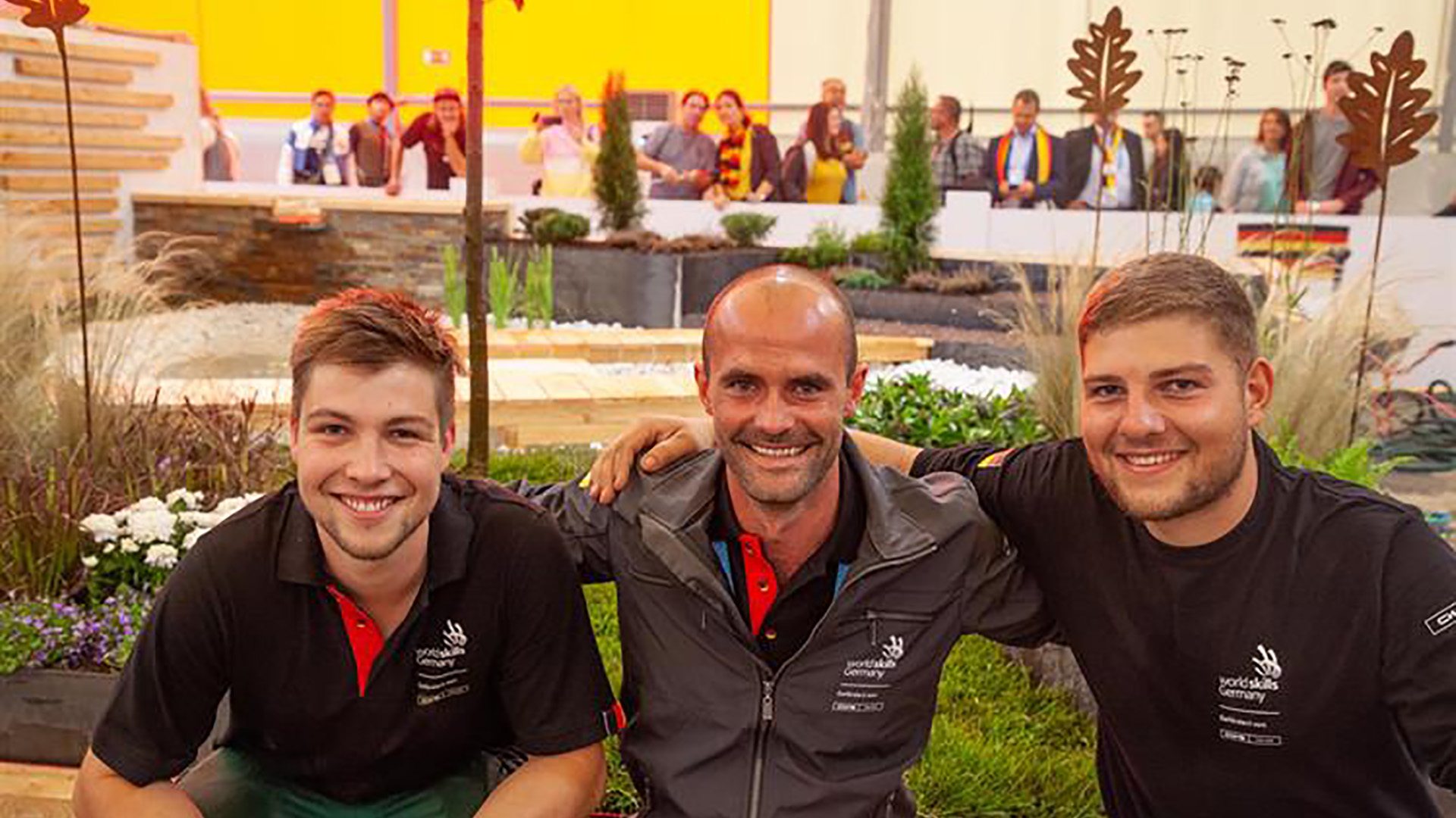 Das deutsche WM-Team der Landschaftsgärtner Julian Maier (l.) und Niklas Stadlmayr (r.), mit Trainer und Experte Johannes Gaugel (M.)