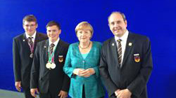 Bundeskanzlerin Angela Merkel würdigte die besondere Leistung des deutschen Vizeweltmeister-Teams der Landschaftsgärtner, Manuel Kappler (l.) und Reinhold Irßlinger (2. v. l.) mit Teambetreuer Martin Gaissmaier (r.)