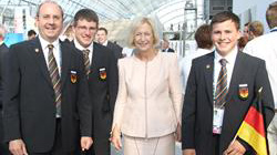 Martin Gaissmaier war so frei und bat die Ministerin um ein gemeinsames Foto. (von l. nach r.: Martin Gaissmaier, Manuel Kappler, Bildungsministerin Prof. Dr. Johanna Wanka und Reinhold Irßlinger)