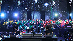 Humphries, Vorsitzender der „WorldSkills 2011“, begrüßte die Gäste und hob hervor, die Teilnehmer seien schon jetzt Gewinner