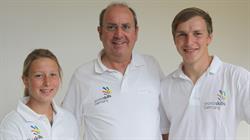 Freuen sich gemeinsam auf die WM, das Landschaftsgärtner-Team Tamara Kaufmann (l.) und Rouven Förschner (r.) mit Teambetreuer und internationalem Juror Martin Gaissmaier (Mitte)