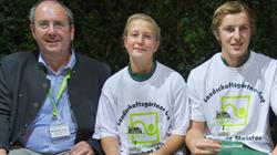 Das Landschaftsgärtner-Team für die Berufe-WM 2015: Tamara Kaufmann (Mitte) und Rouven Förschner (rechts) mit Teambetreuer und internationalem Juror Martin Gaissmaier