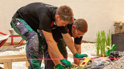 Wie immer: Teamwork bei den Landschaftsgärtner selbstverständlich.