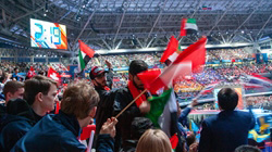 Begeisterte Besucher aus aller Welt füllten die Ränge des Stadions.